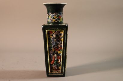 CHINE, vers 1900	
Vase de forme carrée en...