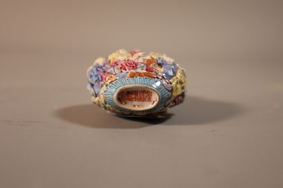 CHINA, 20th century
Set of snuffboxes including...