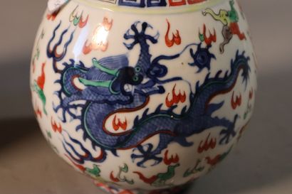 CHINE, XIXe siècle	
Deux vases pouvant former...