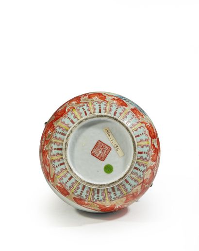 CHINA, Republic period - MINGUO (1912 - 1949)
Vase...