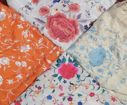 CHINA, Canton, 20th century
Set of four shawls...