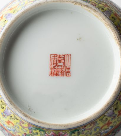 CHINA, Republic period - MINGUO (1912 - 1949)
Vase...