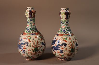 CHINE, XIXe siècle	
Deux vases pouvant former...