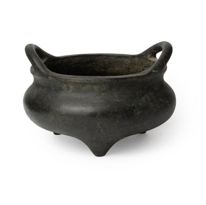 CHINA, 19th century
Tripod incense burner...