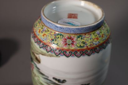 CHINA, Republic period - MINGUO (1912 - 1949)
Vase...