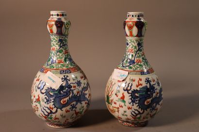 CHINE, XIXe siècle	
Deux vases pouvant former...