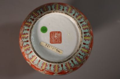 CHINA, Republic period - MINGUO (1912 - 1949)
Vase...