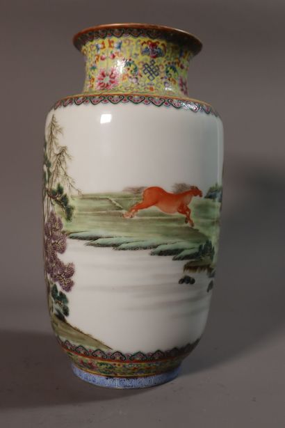CHINA, Republic period - MINGUO (1912 - 1949)
Vase...
