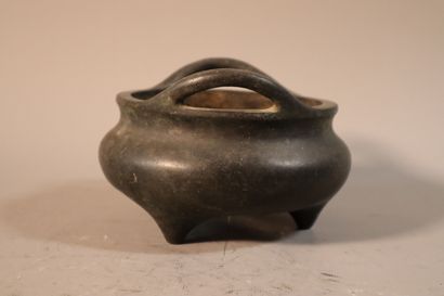 CHINA, 19th century
Tripod incense burner...