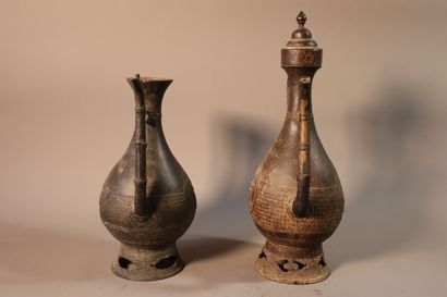 CHINE, XIXe siècle	
Deux verseuses en fonte...