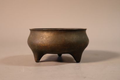 CHINA, 19th century
Tripod incense burner...