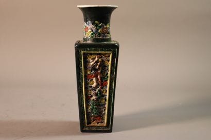CHINE, vers 1900	
Vase de forme carrée en...