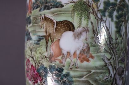 CHINA, Republic period - MINGUO (1912 - 1949)
Vase...