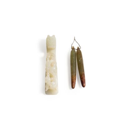 CHINA, 19th century
Nephrite jade fibula,...
