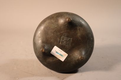 CHINA, 19th century
Tripod incense burner...