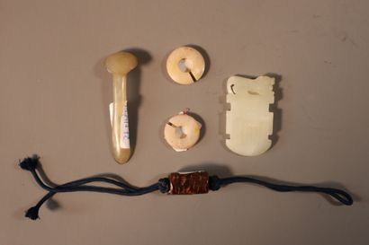 CHINA, 19th century
Set in jade (nephrite)...