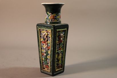 CHINE, vers 1900	
Vase de forme carrée en...
