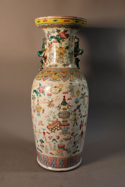 CHINE, Canton, XIXe siècle	
Vase balustre...