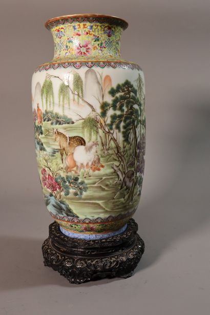 CHINA, Republic period - MINGUO (1912 - 1949)
Vase...
