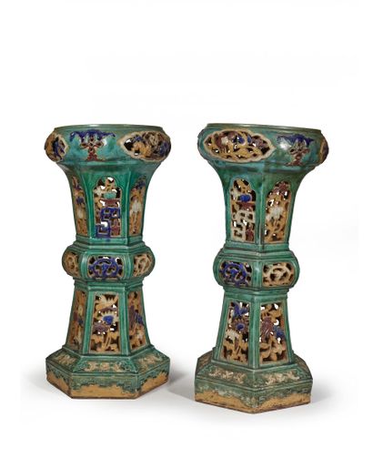 VIETNAM
Vers 1900
Socle en grès émaillé bleu,...