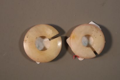 CHINA, 19th century
Set in jade (nephrite)...