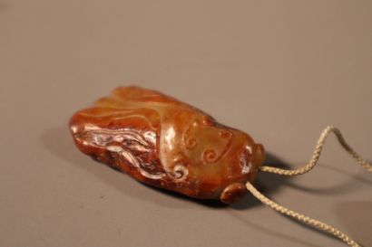 CHINA, 18th century
Pendant in rusty nephrite
in...