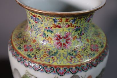 CHINA, Republic period - MINGUO (1912 - 1949)
Vase...