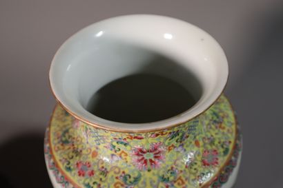 CHINA, Republic period - MINGUO (1912 - 1949)
Vase...