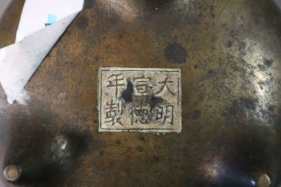 CHINA, 19th century
Tripod incense burner...