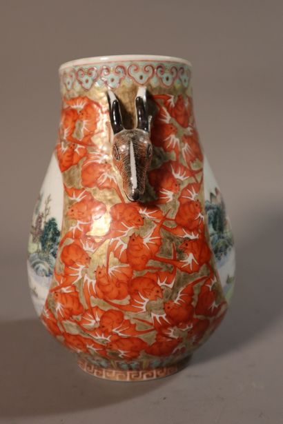 CHINA, Republic period - MINGUO (1912 - 1949)
Vase...