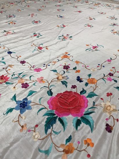 CHINA, Canton, 20th century
Set of four shawls...