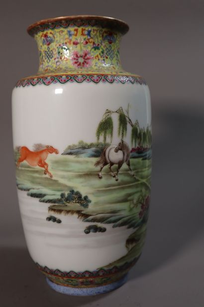 CHINA, Republic period - MINGUO (1912 - 1949)
Vase...