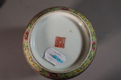CHINA, Republic period - MINGUO (1912 - 1949)
Vase...