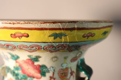 CHINE, Canton, XIXe siècle	
Vase balustre...