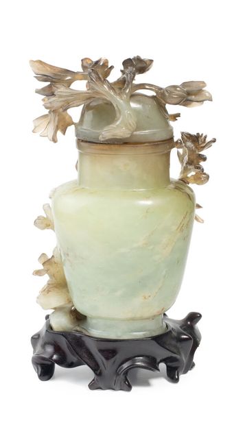 CHINA, 19th century
Covered vase in celadon...