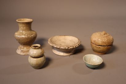 VIETNAM, XIIe/XIVe siècle	
Coupe, petit vase,...