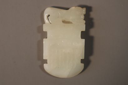 CHINA, 19th century
Set in jade (nephrite)...