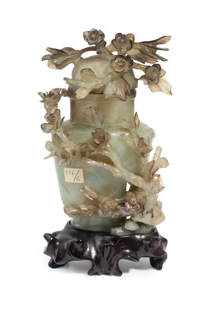 CHINA, 19th century
Covered vase in celadon...