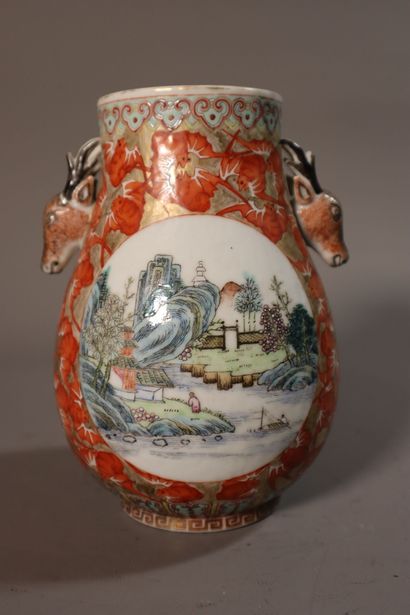 CHINA, Republic period - MINGUO (1912 - 1949)
Vase...
