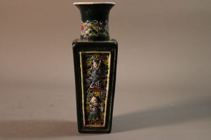 CHINE, vers 1900	
Vase de forme carrée en...