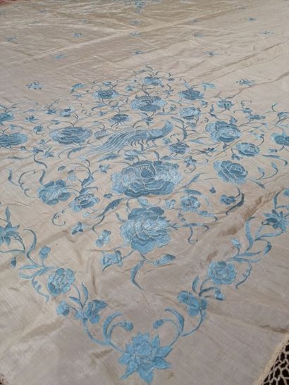 CHINA, Canton, 20th century
Set of four shawls...