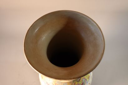 CHINE, Canton, XIXe siècle	
Vase balustre...