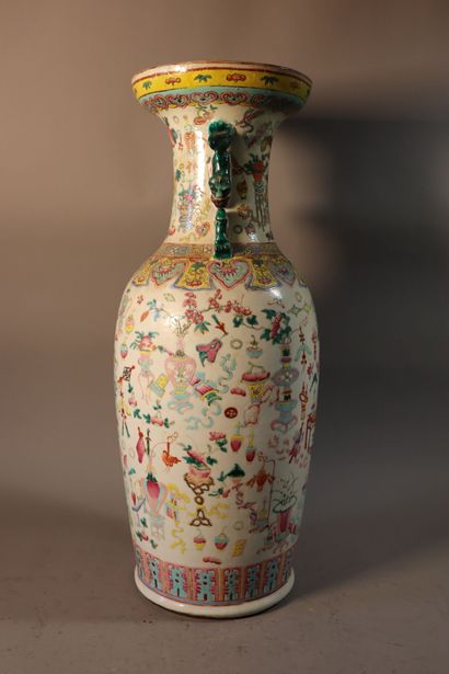 CHINE, Canton, XIXe siècle	
Vase balustre...