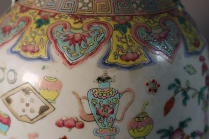 CHINE, Canton, XIXe siècle	
Vase balustre...