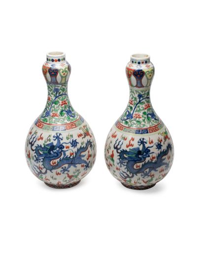 CHINE, XIXe siècle	
Deux vases pouvant former...