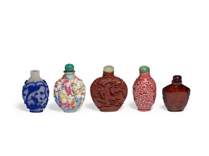 CHINA, 20th century
Set of snuffboxes including...