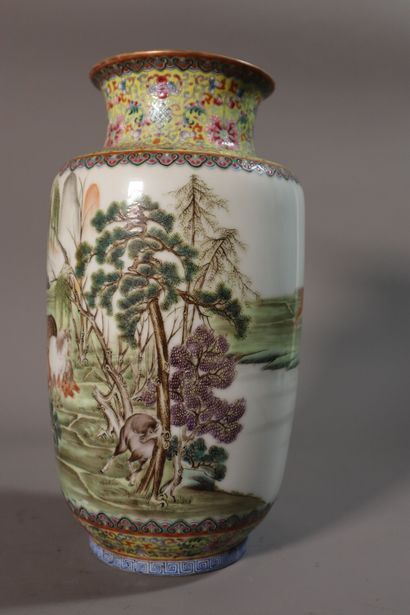 CHINA, Republic period - MINGUO (1912 - 1949)
Vase...