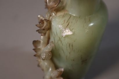 CHINA, 19th century
Covered vase in celadon...