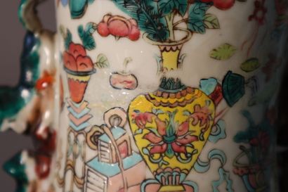 CHINE, Canton, XIXe siècle	
Vase balustre...