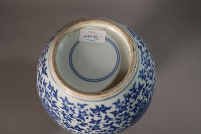 CHINA, 19th century
Vase of double gourd...